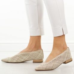 Beżowe przewiewne półbuty damskie T.Sokolski 135. Brązowe baleriny Sokolski, w ażurowe wzory, z jeansu, bez obcasa, na obcasie. Za 199.00 zł.