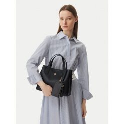 Torebka Tommy Hilfiger. Czarne torebki klasyczne TOMMY HILFIGER, bez wzorów, bez dodatków. Za 649.99 zł.
