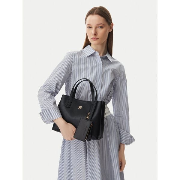 Torebka Tommy Hilfiger. Czarne torebki klasyczne TOMMY HILFIGER, bez wzorów, bez dodatków. Za 649.99 zł.