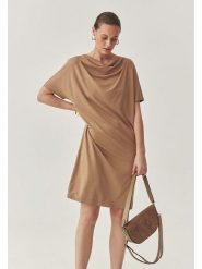 TATUUM Sukienka w kolorze jasnobrązowym rozmiar: XXL. Brązowe sukienki Tatuum, xxl, bez wzorów, bez kołnierzyka, bez ramiączek, midi. Za 174.43 zł.