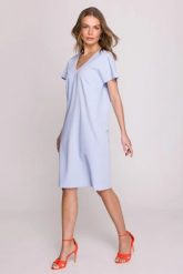 Sukienka oversize o prostym kroju z dekoltem V błękitna. Niebieskie sukienki Stylove, do pracy, l, bez wzorów, z poliesteru, biznesowe, bez kołnierzyka, bez ramiączek, mini, dopasowane. Za 289.00 zł.