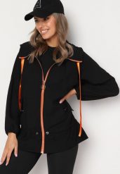 Czarna Kurtka Jednorzędowa z Bawełną Kapturem i Wstążką Zakończona Ściągaczem Martinis. Czarne kurtki Born2be, l, z aplikacjami, z bawełny. Za 69.99 zł.