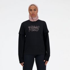 Koszulka damska New Balance WT41912BK – czarna. Czarne koszulki sportowe New Balance, bez wzorów, z bawełny, bez ramiączek. Za 49.99 zł.