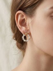 Atelier MIU Kolczyki-wkrętki z perłami i cyrkoniami rozmiar: onesize. Białe kolczyki Atelier MIU, z cyrkonią, z mosiądzu. Za 64.95 zł.