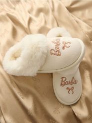 Kapcie z futerkiem Barbie - kremowy. Białe obuwie domowe Sinsay, bez wzorów, bez zapięcia. Za 35.99 zł.