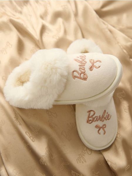 Kapcie z futerkiem Barbie - kremowy. Białe obuwie domowe Sinsay, bez wzorów, bez zapięcia. Za 35.99 zł.