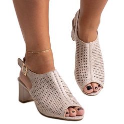 Ażurowe sandały na słupku ze skórzana wkładką Mawiya beżowy. Brązowe sandały w ażurowe wzory, eleganckie, bez obcasa, na słupku, bez zapięcia. Za 161.54 zł.