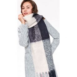 SZALIK DAMSKI. Niebieskie szaliki TOP SECRET, bez wzorów, z dzianiny. W wyprzedaży za 24.99 zł.