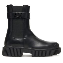 Botki Armani Exchange. Czarne botki Armani Exchange, bez wzorów, bez obcasa, na płaskiej podeszwie, bez zapięcia. Za 1,079.00 zł.