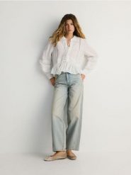 Jeansy balloon z efektem sprania - niebieski. Niebieskie jeansy Reserved, bez wzorów. W wyprzedaży za 69.99 zł.