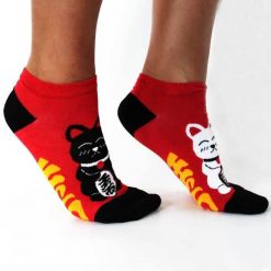 Stopki bambusowe Hop Hare - Szczęśliwe koty. Czerwone skarpety NO BRAND, bez wzorów, z elastanu. Za 24.99 zł.