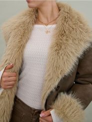 Naszyjnik z zawieszką psa - złoty. Żółte naszyjniki Sinsay, złote. Za 9.99 zł.