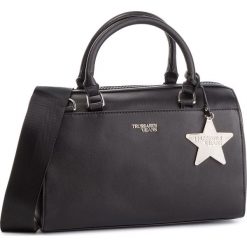 Torebka TRUSSARDI JEANS - T-Easy Star Bauletto 75B00666 K299. Czarne torebki klasyczne Trussardi Jeans, bez wzorów, z jeansu, bez dodatków. W wyprzedaży za 319.00 zł.