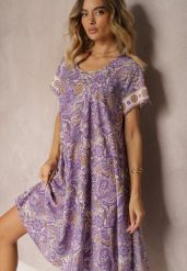 Fioletowa Sukienka Boho z Wiskozy z Cienkim Paskiem w Talii Rivasea. Fioletowe sukienki Renee, bez wzorów, z wiskozy, boho, bez kołnierzyka, bez ramiączek, midi, rozkloszowane. Za 49.99 zł.