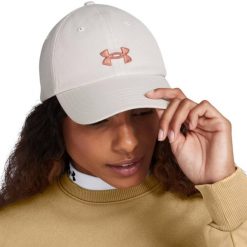 Czapka z daszkiem damska Under Armour Blitzing Adj OSFM. Białe czapki Under Armour, bez wzorów, sportowe. Za 79.00 zł.