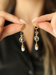 Pierres delicates Pozłacane kolczyki-wkrętki z perłami i masą perłową rozmiar: onesize. Białe kolczyki Pierres delicates, z perłą, pozłacane. Za 69.99 zł.