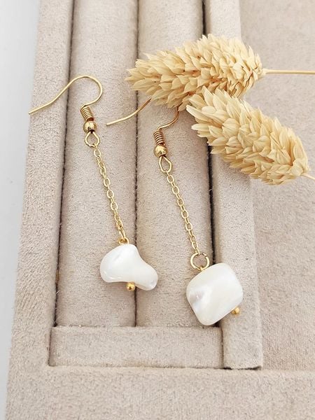 Nakkash Pozłacane kolczyki z masą perłową rozmiar: onesize. Białe kolczyki Nakkash, z perłą, pozłacane, z zapięciem typu bigiel. Za 65.07 zł.