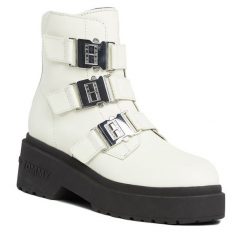 Botki Tommy Jeans. Botki Tommy Jeans, bez wzorów, z jeansu, bez obcasa, na płaskiej podeszwie, bez zapięcia. Za 899.99 zł.