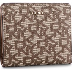 Mały Portfel Damski DKNY - R83ZJ657 Chino Logo-Vic CVU. Brązowe portfele DKNY, bez wzorów, ze skóry ekologicznej. W wyprzedaży za 209.00 zł.