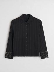 Bawełniana teksturowana koszula z koronkowym mankietem - czarny. Czarne koszule Sinsay, l, bez wzorów, z bawełny, bez kołnierzyka, bez ramiączek. Za 49.99 zł.