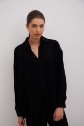 Luźna koszula o strukturze prążka w kolorze INTENSE BLACK - LACERTA-M/L. Czarne koszule Marsala, l, bez wzorów, prążkowane, klasyczne, bez kołnierzyka, bez ramiączek. W wyprzedaży za 79.98 zł.