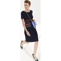 DZIANINOWA SUKIENKA PODKREŚLAJĄCA TALIĘ. Sukienki TOP SECRET, na co dzień, na lato, bez wzorów, z dzianiny, eleganckie, bez kołnierzyka, bez ramiączek, midi, dopasowane. W wyprzedaży za 59.99 zł.