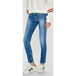 Pepe Jeans - Jeansy Cher. Niebieskie jeansy Pepe Jeans, bez wzorów, z obniżonym stanem. W wyprzedaży za 269.90 zł.