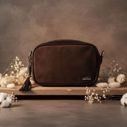 Zamszowa listonoszka SHE skórzana 701 czekolada. Brązowe torebki klasyczne SHE, bez wzorów, ze skóry, zamszowe, bez dodatków. Za 229.99 zł.