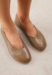 Zielone Minimalistyczne Balerinki z Okrągłym Noskiem Katara. Zielone baleriny Born2be, bez wzorów, z jeansu, z okrągłym noskiem, bez obcasa. Za 79.99 zł.