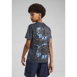 Młodzieżowa koszulka przedmeczowa Manchester City PUMA Strong Gray Cool Light. Szara bluzki Puma, m, bez wzorów, młodzieżowe, bez kołnierzyka, bez ramiączek. W wyprzedaży za 154.00 zł.