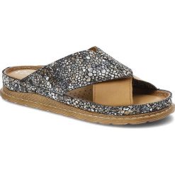 Brązowe Klapki Maciejka Wygodne Skórzane Buty. Brązowe klapki Maciejka, bez wzorów, z dresówki, bez obcasa, na obcasie. Za 205.00 zł.