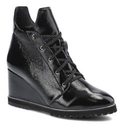Czarne Botki Libero Damskie Modne Buty Na Koturnie. Czarne botki Libero, bez wzorów, ze skóry, bez obcasa, na koturnie, bez zapięcia. Za 279.00 zł.