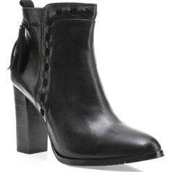 Buty damskie. Czarne botki Wittchen, bez wzorów, z materiału, bez obcasa, bez zapięcia. W wyprzedaży za 259.90 zł.