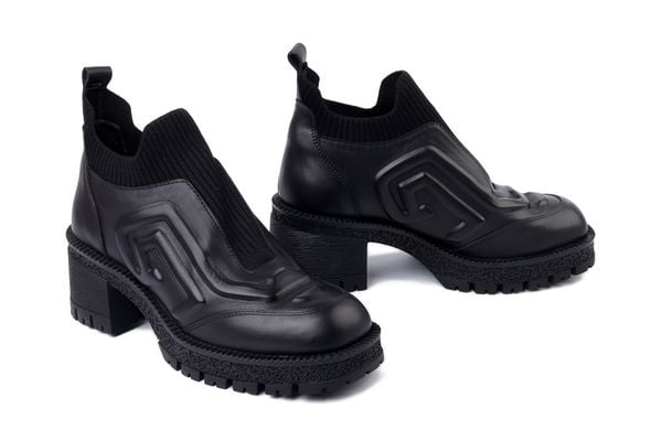 BOCCATO 447.C133 S.A 01 T SYH czarny, botki damskie. Czarne botki Boccato, bez wzorów, bez obcasa, na obcasie, bez zapięcia. Za 469.90 zł.