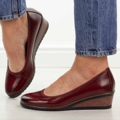 Czerwone czółenka damskie na koturnie Vinceza 58628. Czerwone czółenka VINCEZA, bez wzorów, z jeansu, z okrągłym noskiem, bez obcasa, na koturnie, bez zapięcia. Za 169.00 zł.