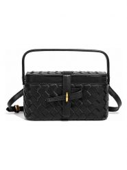 SUVRAI Torebka w kolorze czarnym - 21 x 16 x 11 cm rozmiar: onesize. Czarne torby na ramię SUVRAI, bez wzorów, z materiału, na ramię, bez dodatków. Za 121.99 zł.