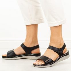 Czarne sandały damskie Potocki 90372. Czarne sandały POTOCKI, bez wzorów, z jeansu, casualowe, bez obcasa, na płaskiej podeszwie, bez zapięcia. Za 139.00 zł.