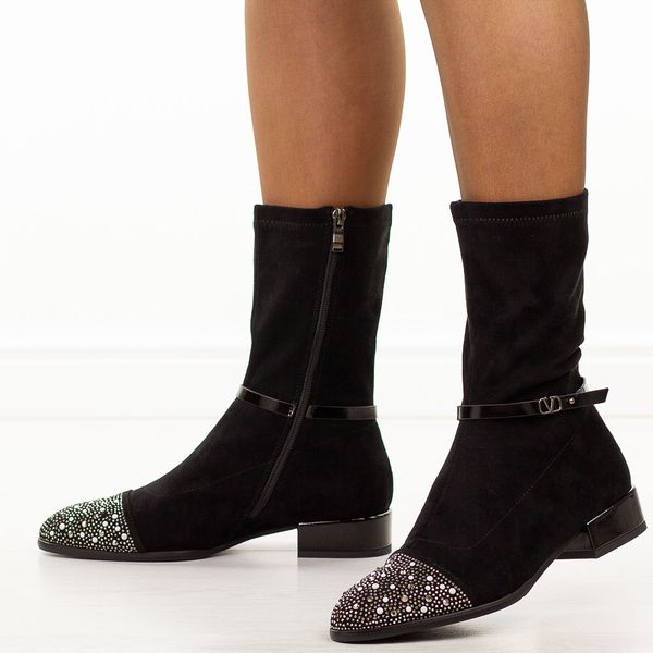 Czarne wysokie zamszowe botki damskie DiA 52-165. Czarne botki DiA, na jesień, z aplikacjami, z dzianiny, bez obcasa, na obcasie, bez zapięcia. W wyprzedaży za 305.10 zł.