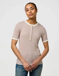 DAMSKA KOSZULKA WRANGLER FEMME KNIT HENLEY COGNAC 112370741. Brązowe bluzki Wrangler, l, bez wzorów, bez kołnierzyka, bez ramiączek. Za 89.99 zł.