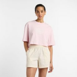 Koszulka damska New Balance WT51935RSG – różowa. Czerwone bluzki New Balance, xl, bez wzorów, z bawełny, bez kołnierzyka, bez ramiączek. Za 129.99 zł.