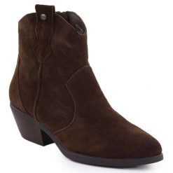 Skórzane botki damskie kowbojki czekoladowe Big Star SS274463. Brązowe botki Big Star, bez wzorów, z nubiku, bez obcasa, bez zapięcia. Za 289.99 zł.