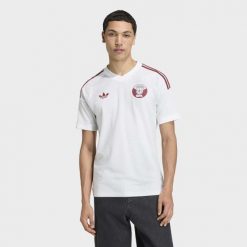 Koszulka wyjazdowa Katar 26. Białe bluzki Adidas, bez wzorów, sportowe, bez kołnierzyka, bez ramiączek. Za 439.00 zł.