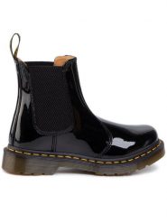 Dr. Martens Sztyblety 2976 Patent Lamper 25278001 Czarny. Czarne botki Dr. Martens, bez wzorów, z lakierowanej skóry, bez obcasa, na płaskiej podeszwie, bez zapięcia. Za 949.99 zł.