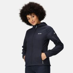 Softshell turystyczny damski Regatta Arec III z kapturem. Niebieskie kurtki sportowe Regatta, xs, bez wzorów, z softshellu, z kapturem, trekkingowe. W wyprzedaży za 119.99 zł.