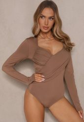 Brązowe Eleganckie Body Longsleeve z Ozdobnym Marszczeniem Zimanya. Brązowe body Renee, l, bez wzorów. Za 39.99 zł.