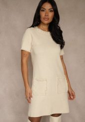 Jasnobeżowa Sweterkowa Sukienka Trapezowa z Perełkami przy Dekolcie i Kieszeniach Fenatusa. Brązowe sukienki Renee, na co dzień, l, bez wzorów, z dzianiny, bez kołnierzyka, bez ramiączek, oversize. Za 89.99 zł.