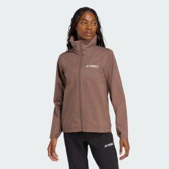 Kurtka przeciwdeszczowa Multi Essentials 2L. Brązowe kurtki sportowe Adidas, l, bez wzorów, bez kaptura, trekkingowe, ClimaProof (Adidas). W wyprzedaży za 331.10 zł.