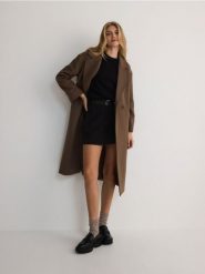 Płaszcz oversize z dodatkiem wełny - brązowy. Brązowe płaszcze Reserved, l, bez wzorów, z tkaniny, bez kaptura. W wyprzedaży za 259.99 zł.