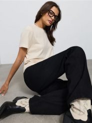 Jeansy straight wide leg z wysokim stanem - czarny. Czarne jeansy Sinsay, bez wzorów, z podwyższonym stanem. Za 59.99 zł.
