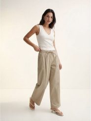 Vero Moda Top w kolorze białym rozmiar: L. Białe topy Vero Moda, l, bez wzorów, bez kołnierzyka, bez ramiączek. Za 45.45 zł.